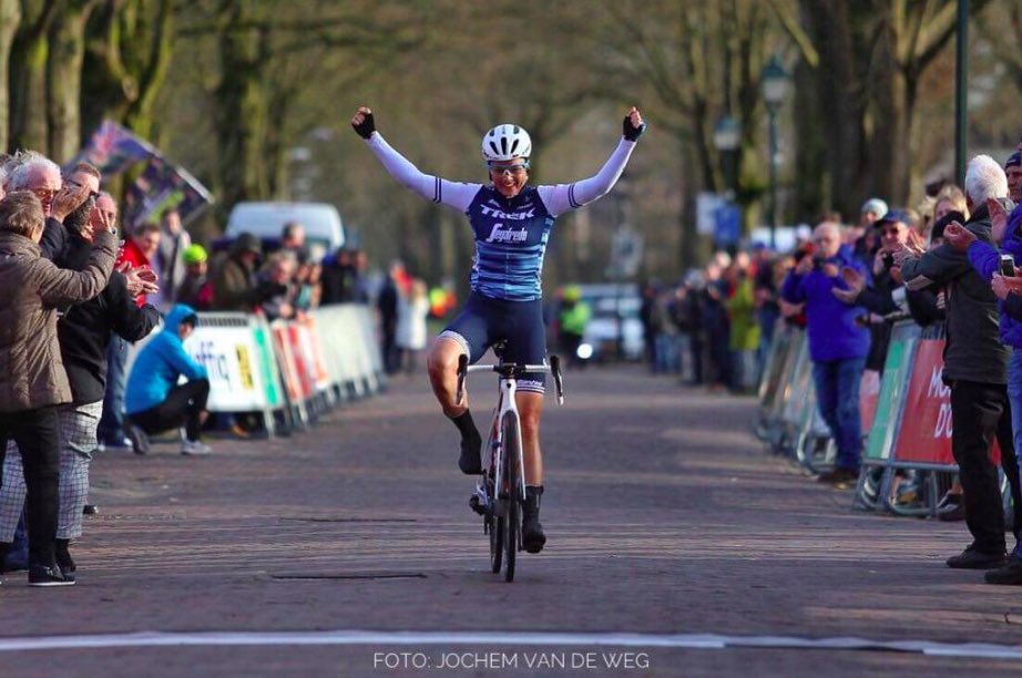 одри побеждает