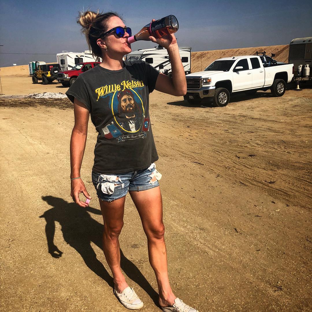 алисон употребляет розовое