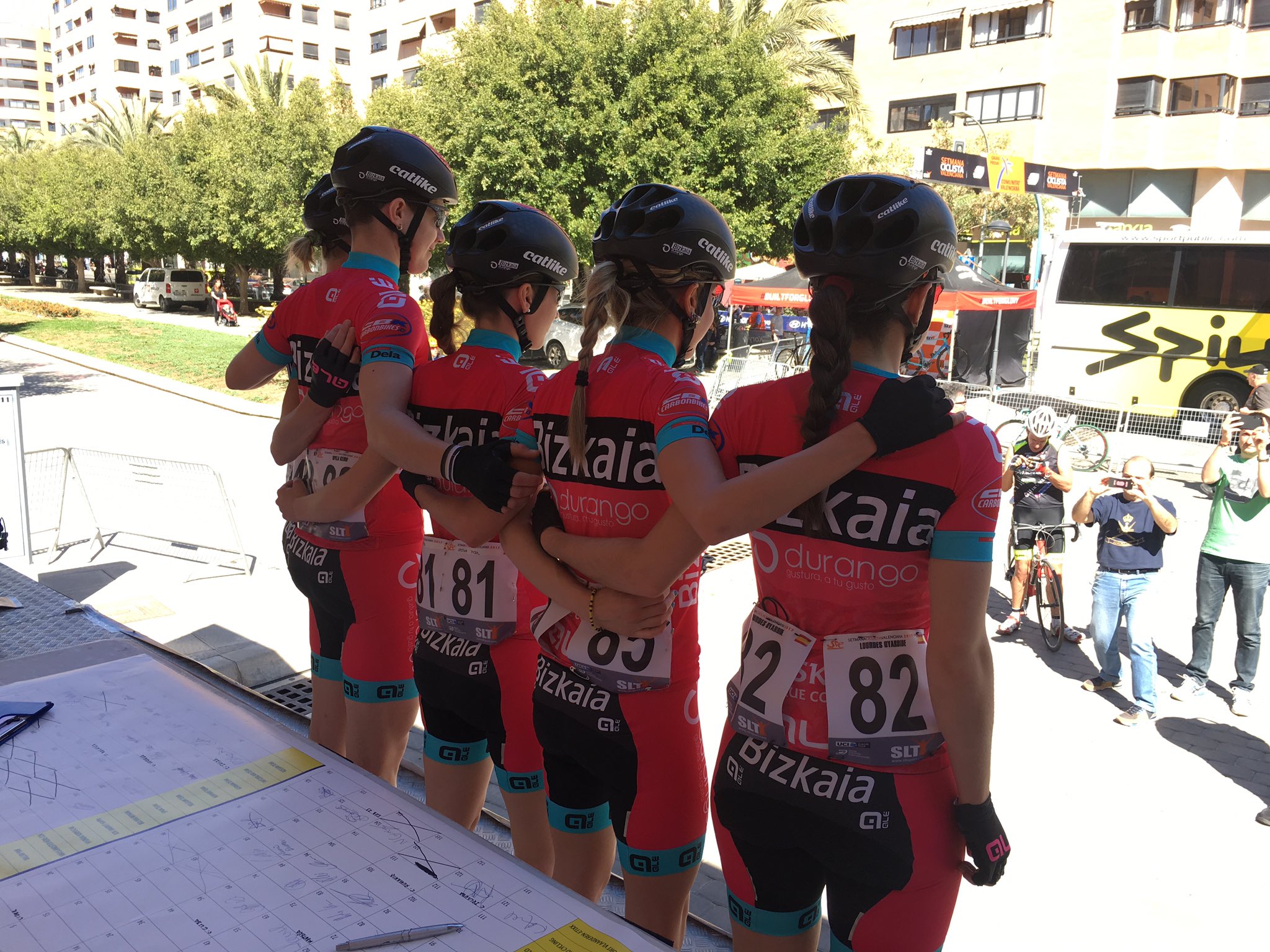 публика вновь слышна