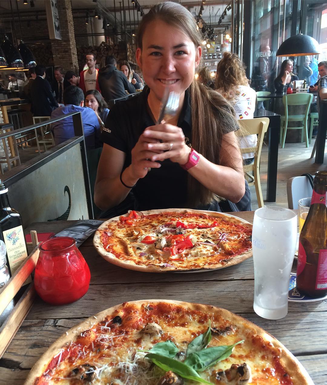 анушка и пицца